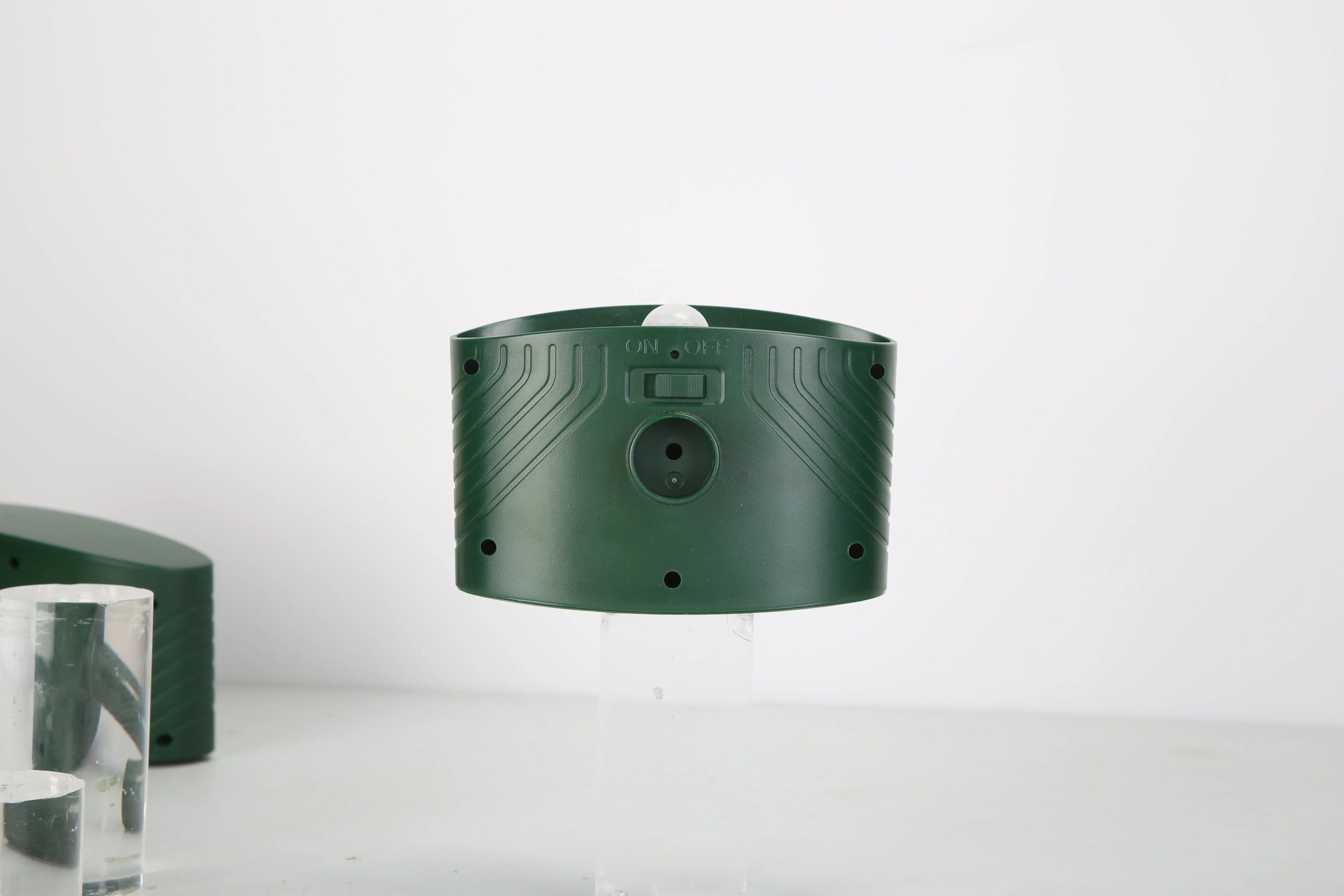 1Pc Solar Ultrasonic Animal Repeller PIR Sensor Animal Repellent Chaser With Flashing Light IPX4 Waterproof For Chasing Deer Raccoon Squirrel Rat Skunk Rabbit Mole Dog Cat Snake Smart Desion